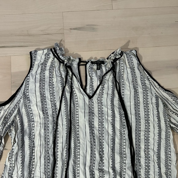 Jessica Simpson Cold Shoulder Top 2X - Picture 11 of 13